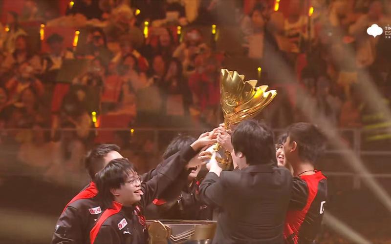 LPL冠军奖杯及世界赛冠军奖杯已完成复刻，并送达EDG基地